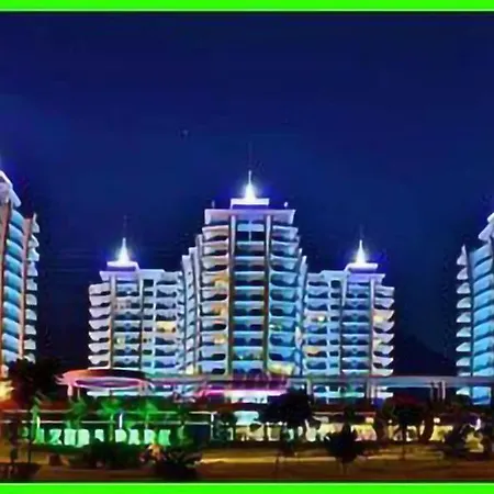 Azura Park -- шикарное место для вас -- вид на море, на бассейн, горный воздух и свой пляж - забронируйте сейчас דירה